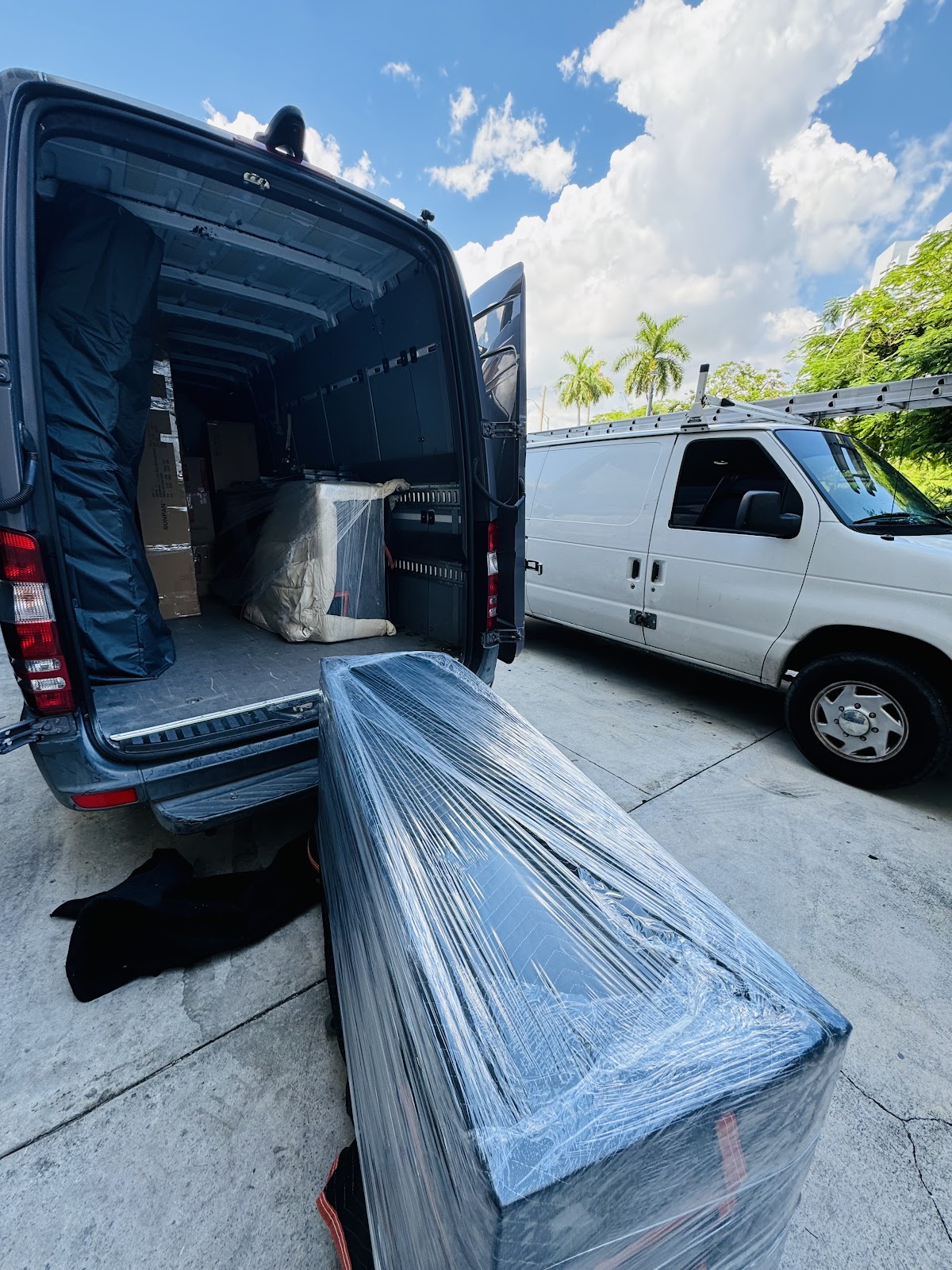 Moving Agency | TGI logistics & trucking | Moving Service & Delivey